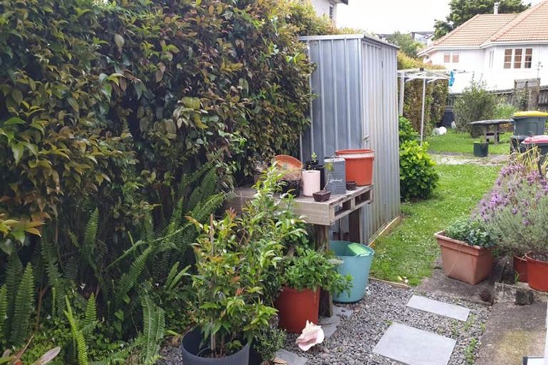 Photo of property in 3/2 Scarboro Terrace, Murrays Bay, Auckland, 0630
