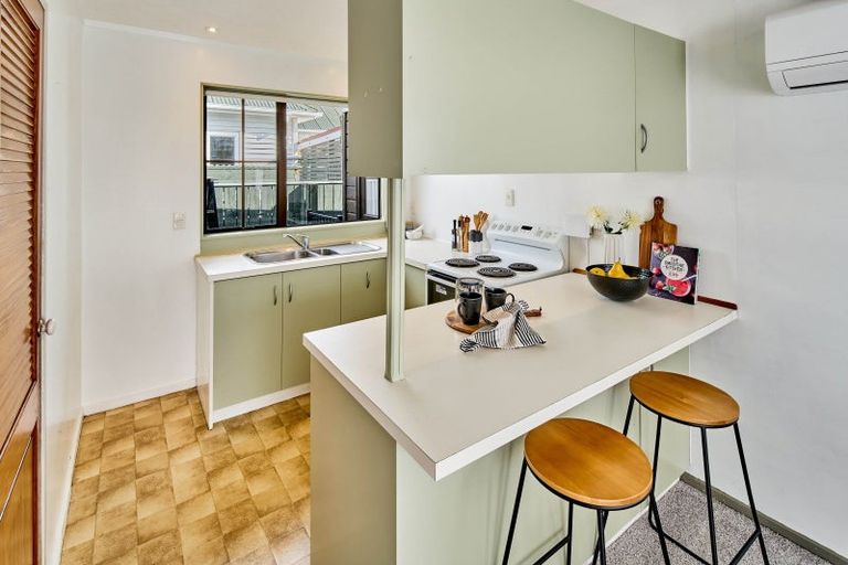 Photo of property in 122 Cambridge Terrace, Fairfield, Lower Hutt, 5011