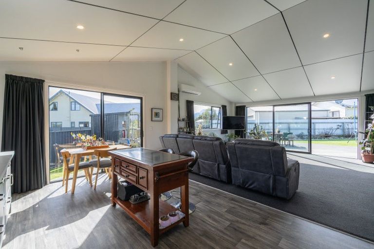 Photo of property in 27 Tawera Place, Te Anau, 9679