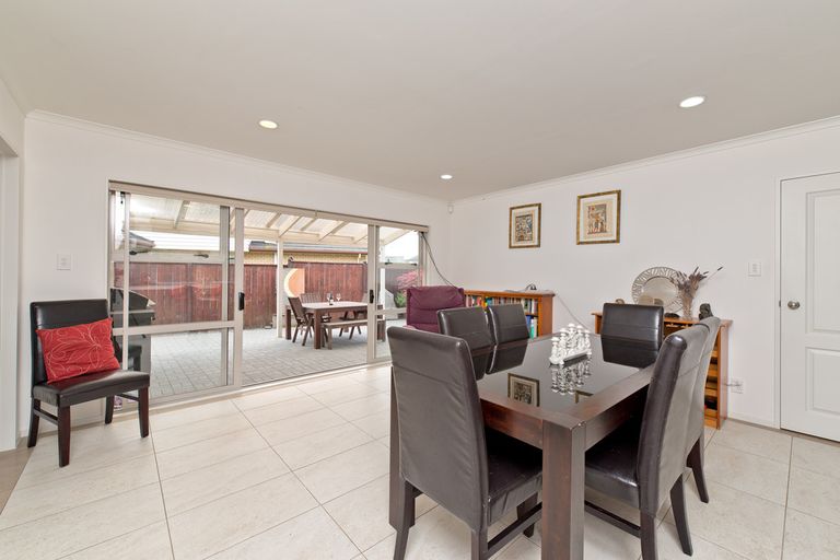 Photo of property in 16 Lake Road, Northcote, Auckland, 0627