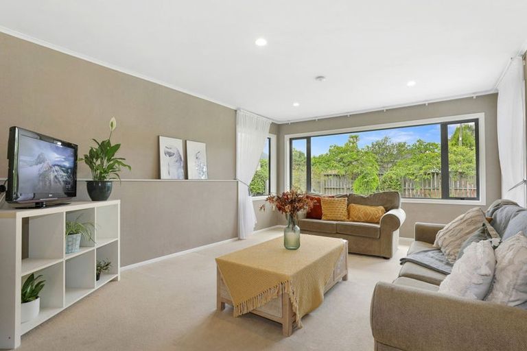 Photo of property in 2 Gradwell Place, Two Mile Bay, Taupo, 3330