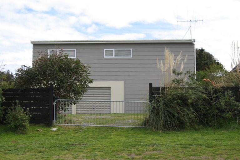 Photo of property in 35 Manga-pirau Street, Waikawa Beach, Manakau, 5573