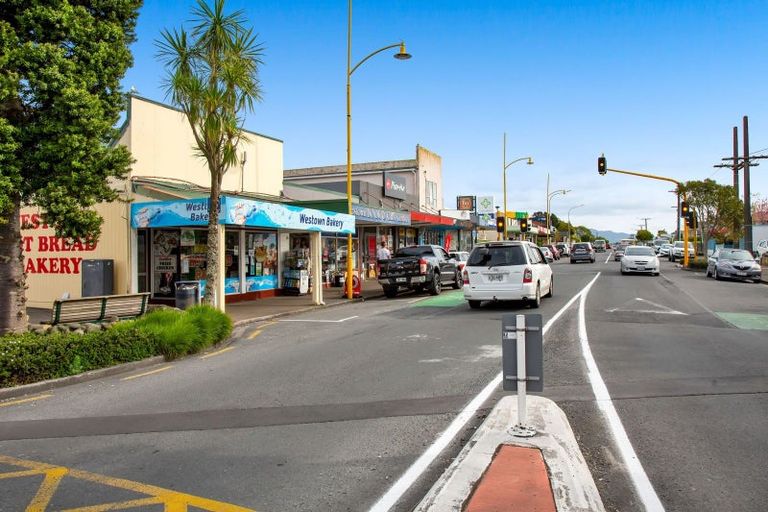 Photo of property in 72 Barrett Street, Westown, New Plymouth, 4310
