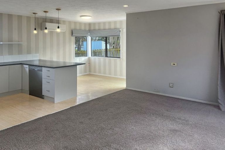Photo of property in 2/8 Atlantis Place, Totara Vale, Auckland, 0629