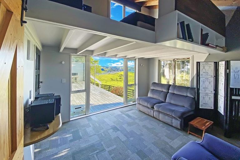 Photo of property in 8 Hobsonville Road, West Harbour, Auckland, 0618