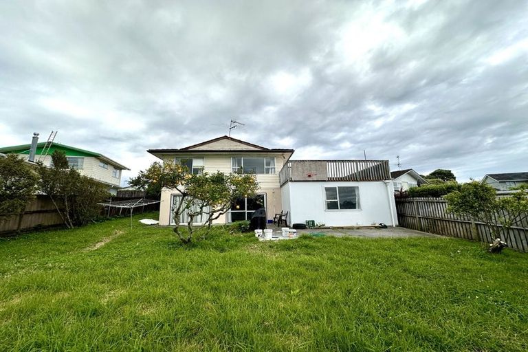 Photo of property in 19 Lydford Place, Glendene, Auckland, 0602