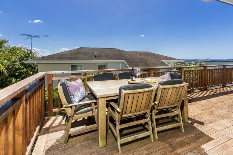 Photo of property in 2/133 Carlisle Road, Northcross, Auckland, 0632