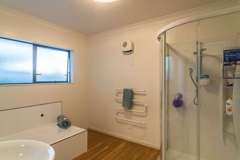 Photo of property in 6 Shearwater Rise, Paraparaumu Beach, Paraparaumu, 5032