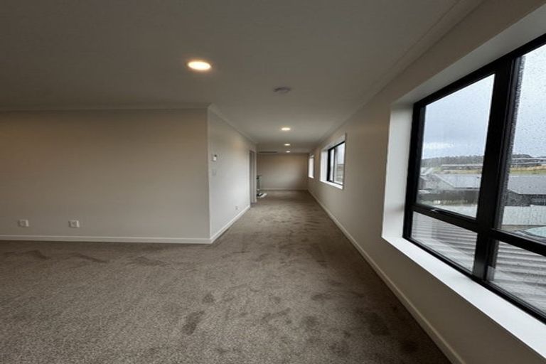 Photo of property in 17 Makenu Crescent, Wainui, 0992