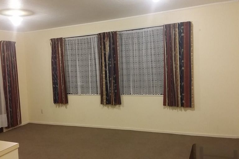 Photo of property in 15 Sabot Place, Massey, Auckland, 0614