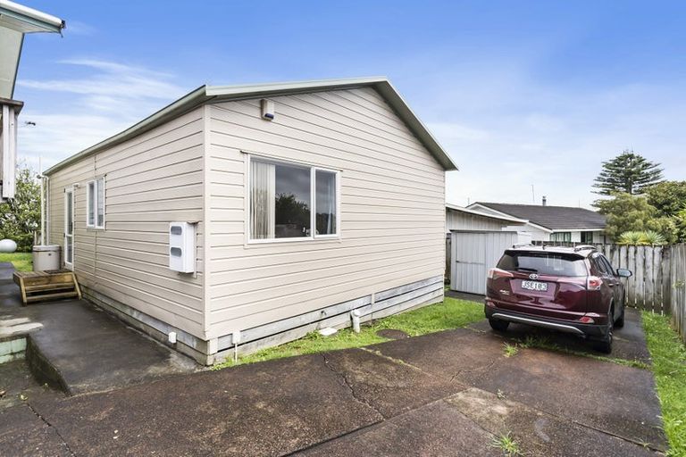 Photo of property in 17 Roick Parade, Glen Eden, Auckland, 0602