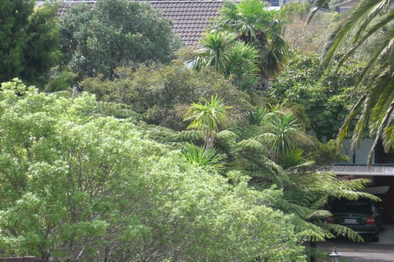Photo of property in 33 Lyons Avenue, Murrays Bay, Auckland, 0630