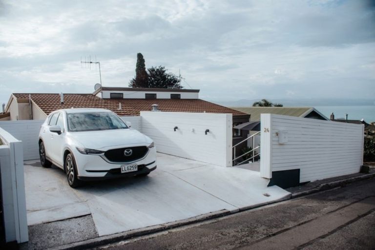 Photo of property in 24 Roslyn Road, Bluff Hill, Napier, 4110