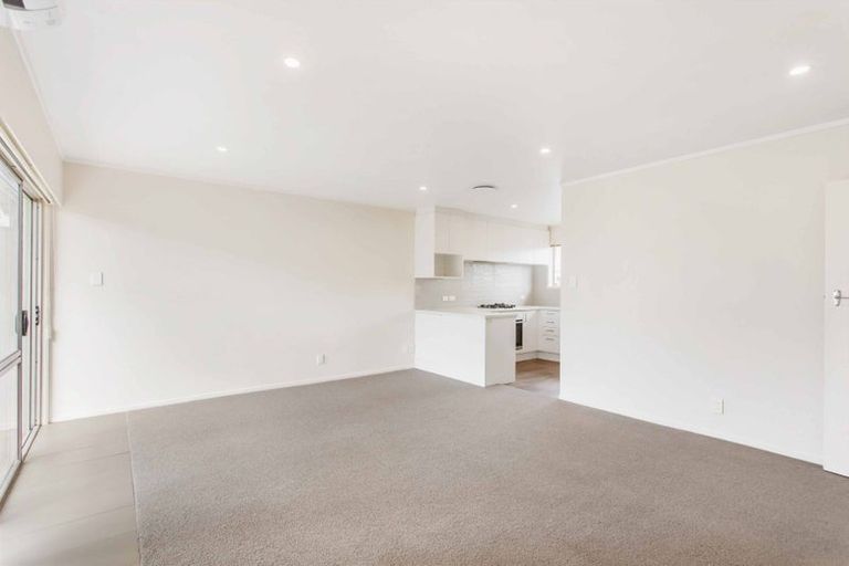 Photo of property in 2/5 Sylvan Crescent, Te Atatu South, Auckland, 0610