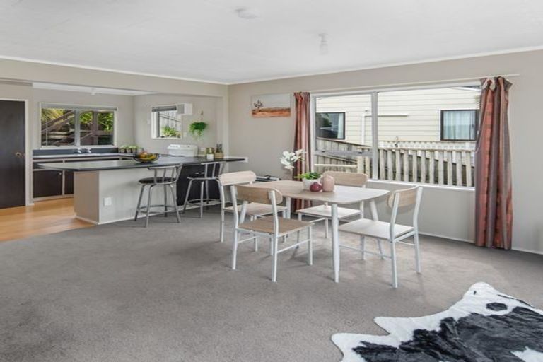 Photo of property in 32a Cheltenham Terrace, Newlands, Wellington, 6037