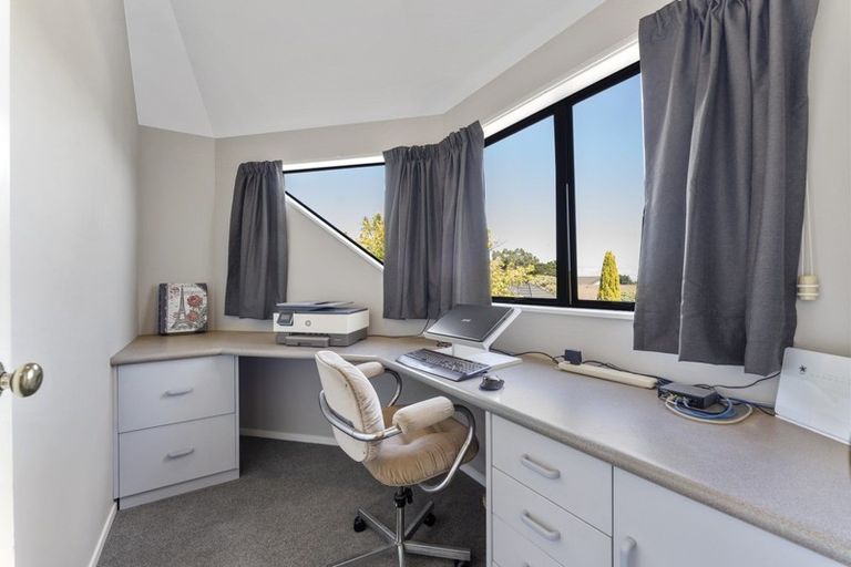 Photo of property in 16 Fraser Court, Roslyn, Palmerston North, 4414