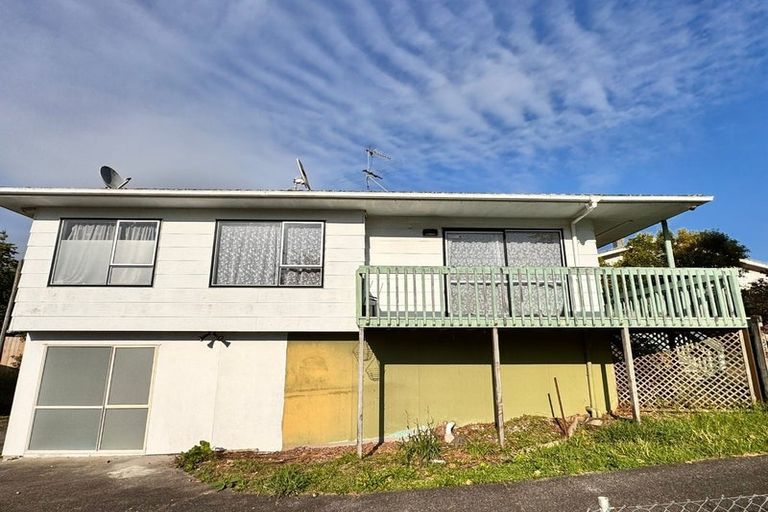 Photo of property in 2/27 Hutchinson Avenue, New Lynn, Auckland, 0600