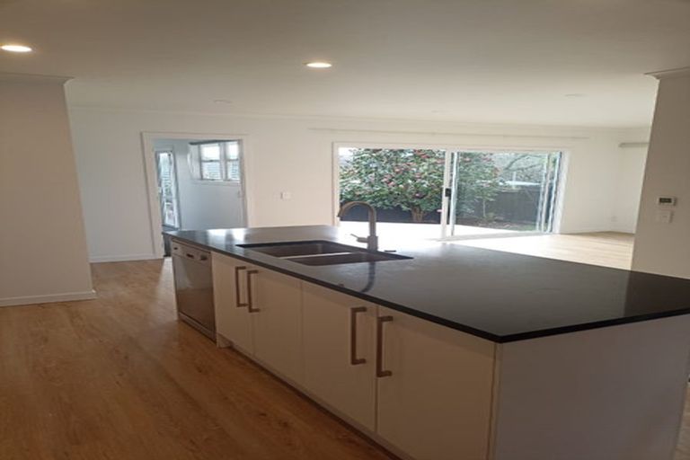 Photo of property in 2/462 East Coast Road, Windsor Park, Auckland, 0630