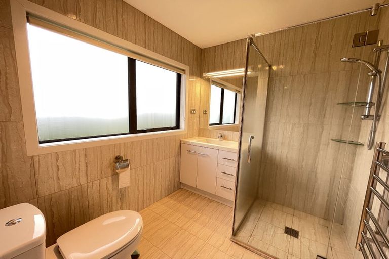 Photo of property in 114 Kittiwake Drive, Schnapper Rock, Auckland, 0632