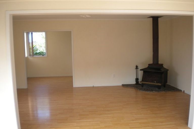 Photo of property in 100 Kemp Road, Massey, Auckland, 0614