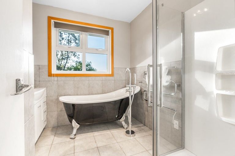 Photo of property in 269 Forest Hill Road, Waiatarua, Auckland, 0612