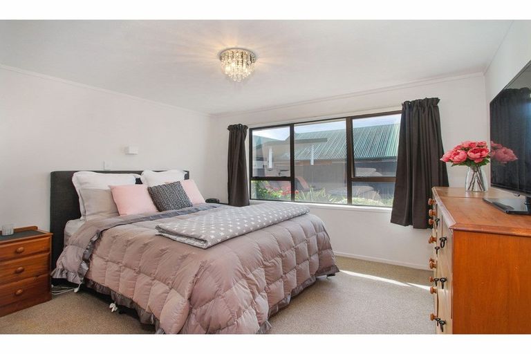 Photo of property in 1/470 Te Atatu Road, Te Atatu Peninsula, Auckland, 0610