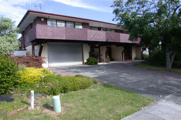 Photo of property in 13 Tupaki Place, Pakuranga Heights, Auckland, 2010
