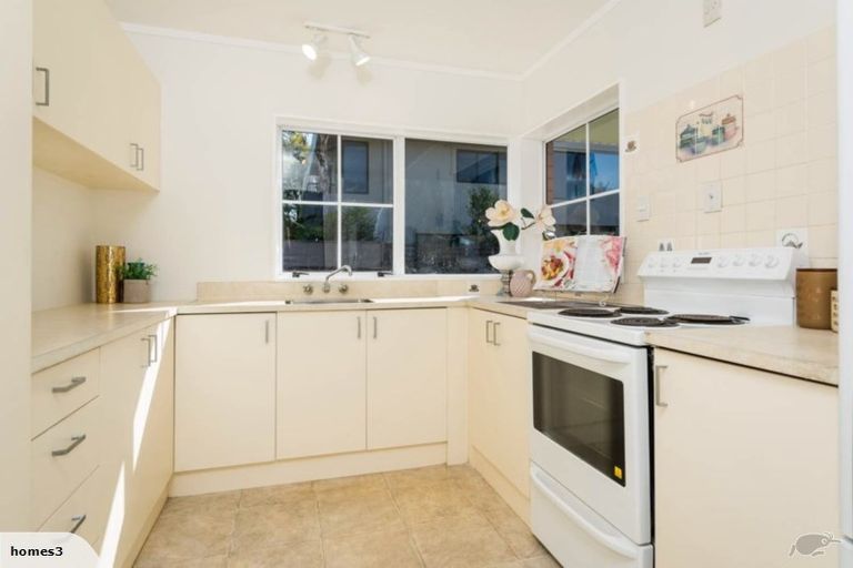 Photo of property in 1/71 Browns Bay Road, Browns Bay, Auckland, 0630