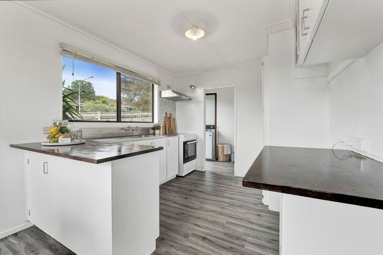 Photo of property in 33 Riversdale Drive, Merrilands, New Plymouth, 4312