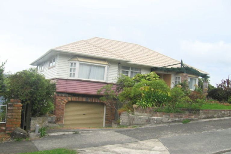 Photo of property in 2 Magnolia Grove, Maungaraki, Lower Hutt, 5010