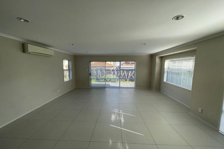 Photo of property in 3 Lorenzo Way, Flat Bush, Auckland, 2016