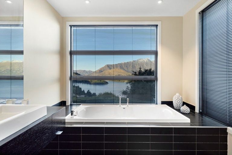 Photo of property in 6 Lordens Place, Fernhill, Queenstown, 9300