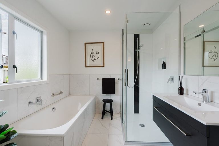 Photo of property in 92 Saint James Drive, Huntington, Hamilton, 3210