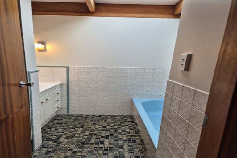 Photo of property in 39 Lucknow Terrace, Khandallah, Wellington, 6035