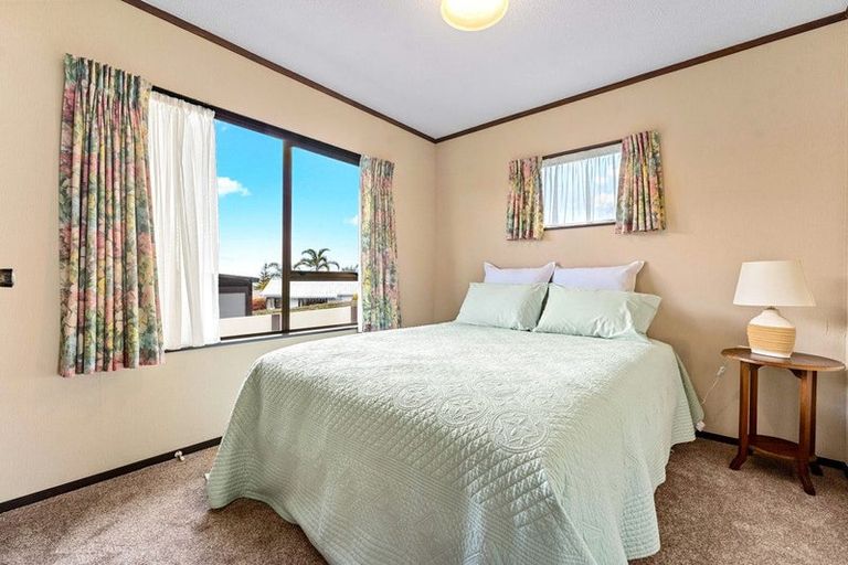 Photo of property in 18 Kennedy Avenue, Forrest Hill, Auckland, 0620