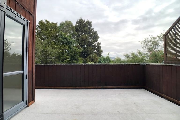 Photo of property in 12 Springwater Vale, Unsworth Heights, Auckland, 0632