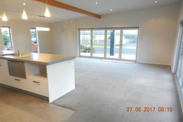 Photo of property in 10 Paradise Point Place, One Tree Point, 0118