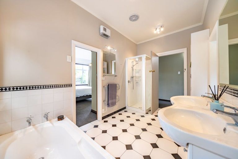 Photo of property in 6 Chatsworth Road, Silverstream, Upper Hutt, 5019