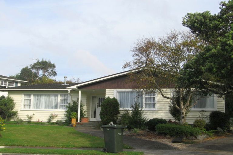 Photo of property in 17 Somerville Terrace, Tawa, Wellington, 5028