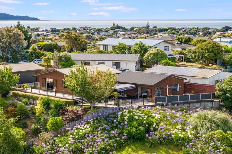 Photo of property in 25 Pine Ridge Terrace, Waikanae Beach, Waikanae, 5036