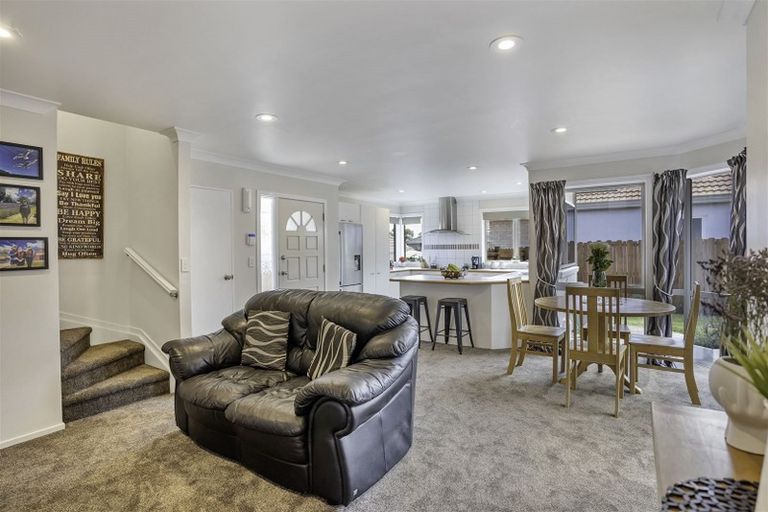 Photo of property in 81d Mirrabooka Avenue, Botany Downs, Auckland, 2010