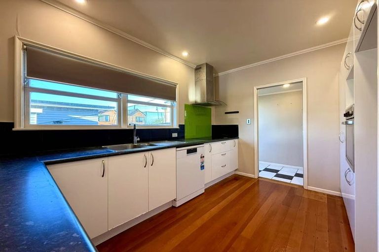 Photo of property in 4 Tomo Street, New Lynn, Auckland, 0600