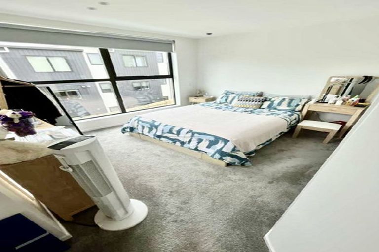 Photo of property in 12a Hewlett Road, Massey, Auckland, 0614