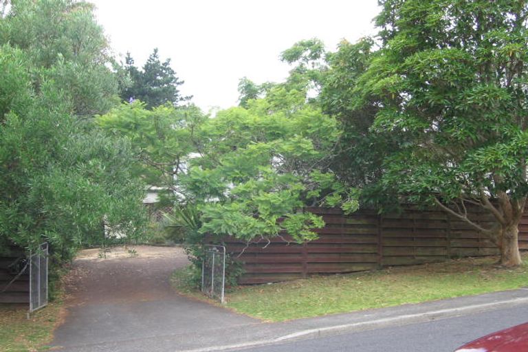 Photo of property in 1 Glastron Place, Bayview, Auckland, 0629