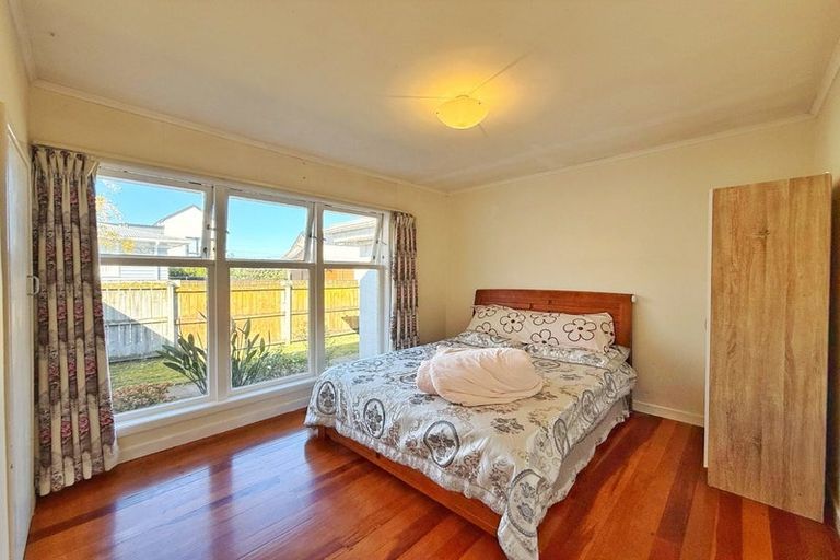 Photo of property in 15 Karamu Street, Te Atatu Peninsula, Auckland, 0610