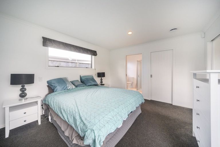 Photo of property in 17 Lorenzo Place, Kelvin Grove, Palmerston North, 4414