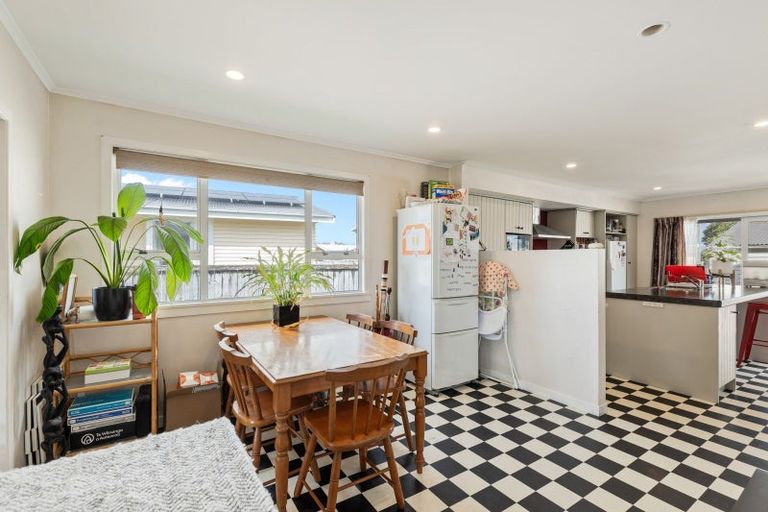 Photo of property in 11 Truby King Street, Merrilands, New Plymouth, 4312