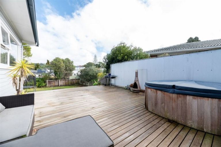 Photo of property in 61 La Rosa Street, Green Bay, Auckland, 0604