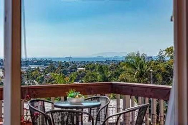 Photo of property in 10 Coronation Road, Glenfield, Auckland, 0627