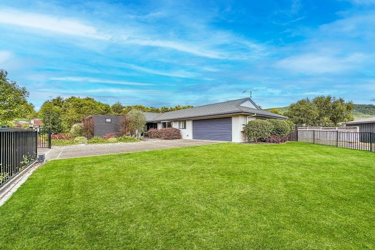 Photo of property in 10 Yasmin Lane, Kinloch, Taupo, 3377